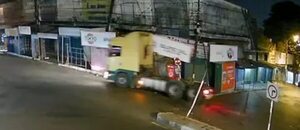 Camión atropelló local del Mercado 4 y luego huyó en contramano por Pettirossi - Nacionales - ABC Color