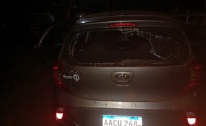 Motociclista rompió parabrisas del vehículo de una mujer, ayer