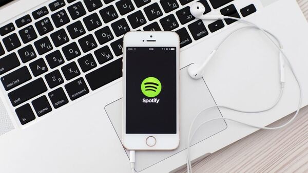 Spotify usará inteligencia artificial para traducir pódcast al español