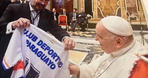La Nación / El papa Francisco se emocionó al recibir el presente de la colectividad paraguaya en Buenos Aires