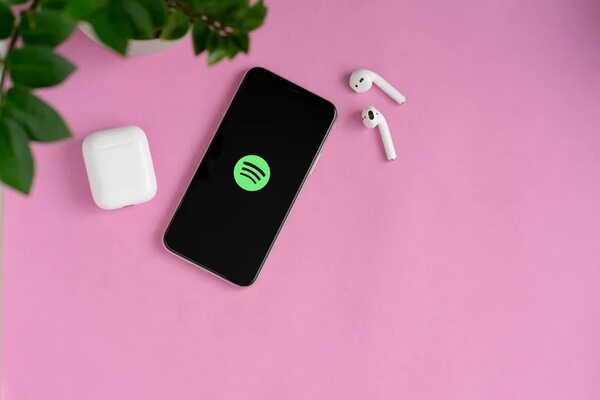 Spotify usará inteligencia artificial para doblar pódcast al español - Tecnología - ABC Color