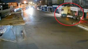 Buscan identificar a camionero que atropelló local del Mercado 4 y huyó a contramano