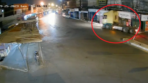 Buscan identificar a camionero que atropelló local del Mercado 4 y huyó a contramano