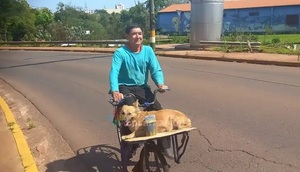 Abue compró bici para que su perrita no se queme las patitas al caminar - Noticiero Paraguay