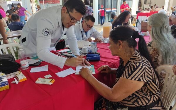 Médicos atendieron a 200 adultos mayores en la Gobernación