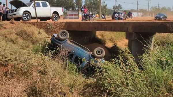 Camioneta cae de angosto puente y sin baranda en Concepción