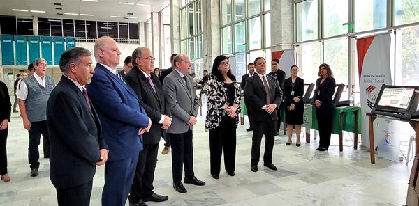 La Corte y la Justicia Electoral presentaron máquina de votación para elección de abogados - La Tribuna