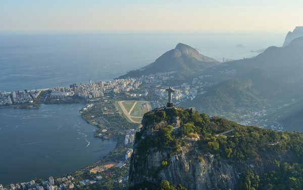 En agosto de 2023, la inversi贸n extranjera directa de Brasil se ubic贸 en 57,3% - Revista PLUS