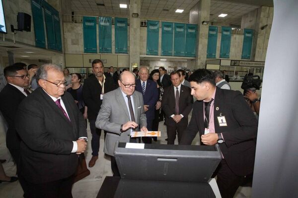 Abogados pueden practicar con máquinas electrónicas de votación en el Palacio de Justicia