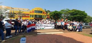 Docentes y funcionarios se movilizan para exigir ajuste presupuestario - ABC en el Este - ABC Color