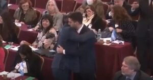 Video: abrazo en el Parlasur tras polémico “anuncio de guerra” - Política - ABC Color