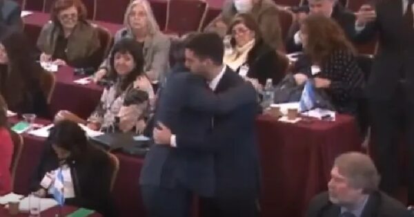 Video: abrazo en el Parlasur tras polémico “anuncio de guerra” - Política - ABC Color