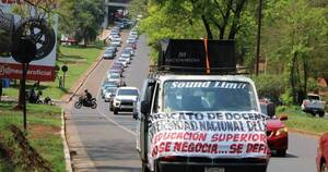 La Nación / Personal de la UNE se movilizó por aprobación de escalafón salarial en el Senado