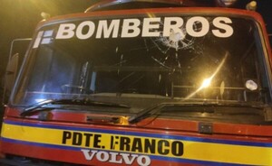 Vándalo atacó con piedra carro hidrante de bomberos