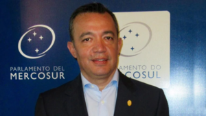 Parlasur: Rubén Rubín se abraza con legislador argentino tras polémica declaración sobre guerra