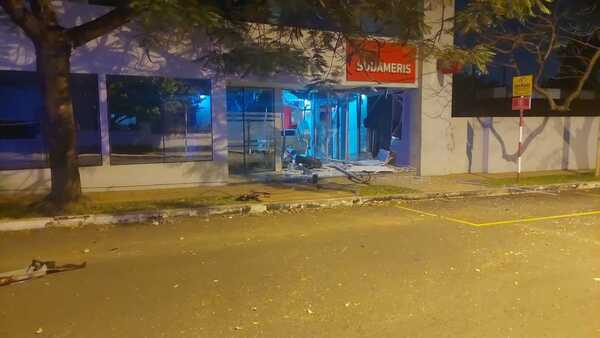 Delincuentes explotaron un cajero y se llevaron todo el dinero