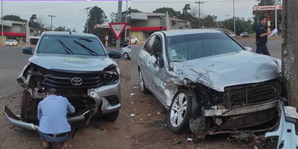 CONDUCTORA RESULTÓ CON LESIONES TRAS APARATOSA COLISIÓN - Itapúa Noticias
