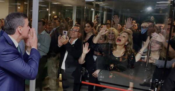 La Nación / El beso presidencial