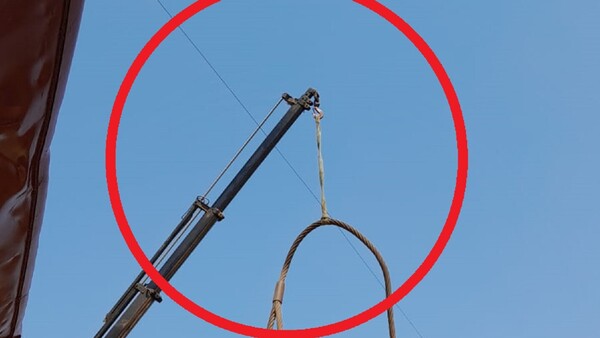 Grúa se enganchó a cable de alta tensión y chofer murió electrocutado