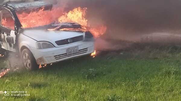 Vehículo arde en llamas sobre la Ruta PY07 en Capitán Meza