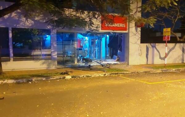Con explosivos destrozan cajero y roban dinero •