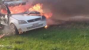 INCENDIO CONSUME AUTOMÓVIL EN CAPITÁN MEZA