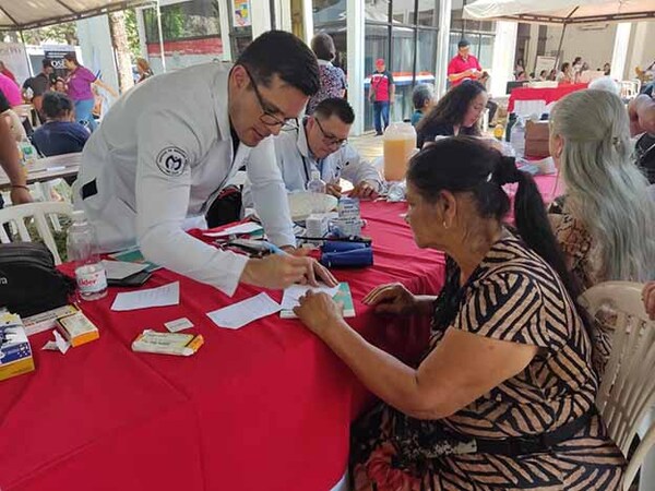 Médicos del Hospital Regional de CDE atendieron a adultos mayores en la Gobernación | DIARIO PRIMERA PLANA