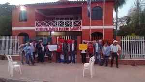 Puerto Casado: Obreros y concejales se encadenan exigiendo cobro de salarios atrasados