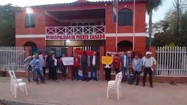 Puerto Casado: Obreros y concejales se encadenan exigiendo cobro de salarios atrasados