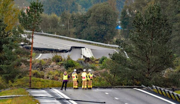 Se hundió una autopista en Suecia: varios autos y camiones quedaron atrapados | 1000 Noticias