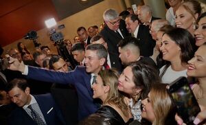 Diario HOY | El carisma de Santiago Peña en sus recorridos públicos