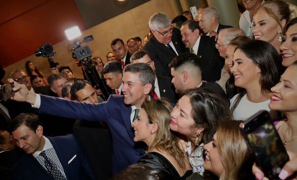 Diario HOY | El carisma de Santiago Peña en sus recorridos públicos