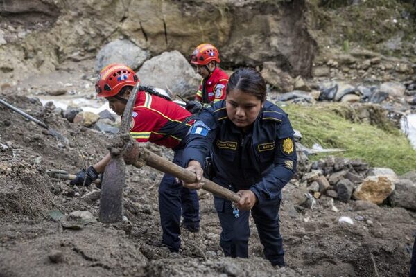 Al menos seis muertos y 13 desaparecidos por la crecida de un río en Guatemala - El Independiente