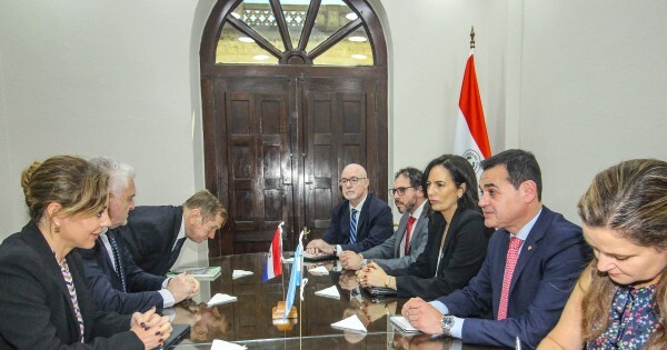 Argentina y Paraguay ponen paños fríos a la crisis bilateral y piden mantener en "reserva las negociaciones"