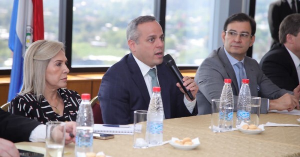 Benítez vuelve a golpear al IPS en el Senado, pero hay dudas sobre los datos de su informe