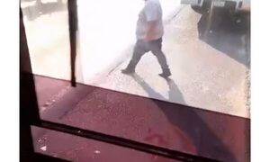 (VIDEO)Chofer enloqueció y atacó otro bus con piedras