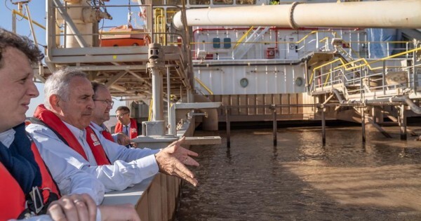 El embajador de Estados Unidos navegó por la Hidrovía en otro gesto contra China