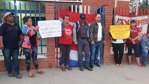 Concejales y funcionarios de Puerto Casado se encadenan en reclamo de cobro de salarios y dietas - Noticias del Chaco - ABC Color