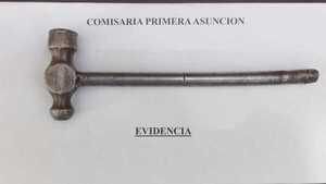 Le martilló la cabeza a su vecina y quedó detenido