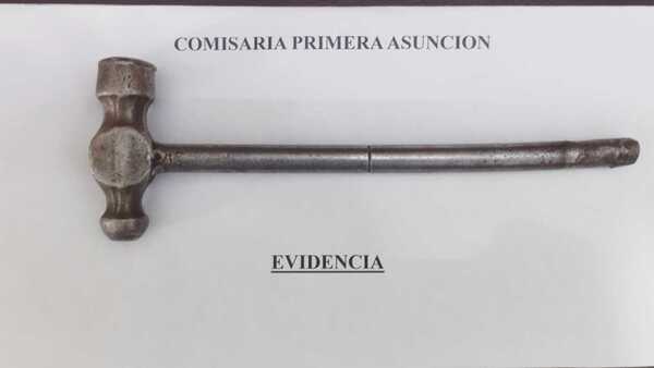 Le martilló la cabeza a su vecina y quedó detenido