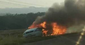 La Nación / Itapúa: vehículo se incendió en plena ruta