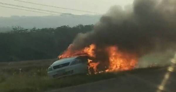 La Nación / Itapúa: vehículo se incendió en plena ruta