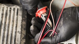 Dos jóvenes atrapados cuando intentaban robar cables de Copaco