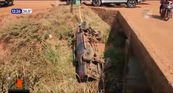 Perdió el control de su camioneta y cayó de un puente | Telefuturo