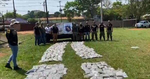 La Nación / Casi 500 kilos de marihuana fueron incautados de un camión con doble fondo en Curuguaty