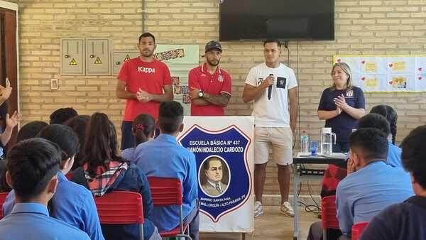 Futbolistas realizan charlas motivacionales en escuela - La Clave