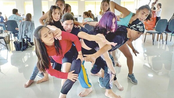Obra Hilarbahilar se ofrece en El Mbigua