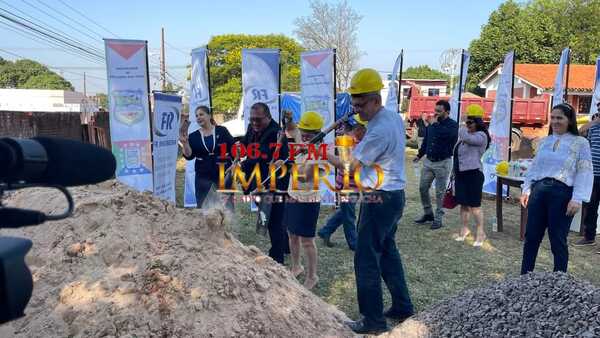 Palada inicial para la construcción de una sala de aula en la escuela Juan Emilio O'Leary - Radio Imperio 106.7 FM