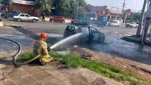 San Lorenzo: Automóvil arde en llamas en plena calle pero ocupantes salen ilesos
