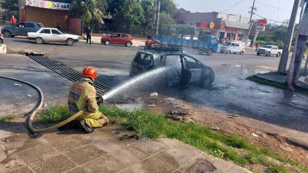 San Lorenzo: Automóvil arde en llamas en plena calle pero ocupantes salen ilesos